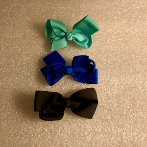 *NY* Hårklämmor + hårspänne  - 3 st nya oanvända klämmor + litet spänne. Passar bra att sätta upp luggen till barn. Inget att anmärka på. 