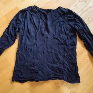 Jättefin tröja i skönt material från Åhlens. Tyvärr har den legat i garderoben för länge så den är lite skrynklig ✨ Skriv gärna för mer info eller bilder ✅