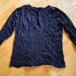 Svart långärmad tröja  - Jättefin tröja i skönt material från Åhlens. Tyvärr har den legat i garderoben för länge så den är lite skrynklig ✨ Skriv gärna för mer info eller bilder ✅