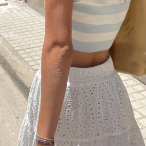 Vit volangkjol - Superfin volangkjol med mönster, perfekt till sommaren!😍 Använd ett fåtal gånger bara💕 Är xs men den passar S och M med. Köpt för 459🥰