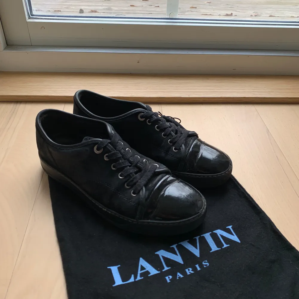 Säljer nu dessa Lanvin’s i storlek 40-41, dustbag medföljer, skorna är i helt okej skick. Köpta på NK för ett halv år sen. Priset är inte hugget i sten! Skriv gärna för fler frågor!. Skor.