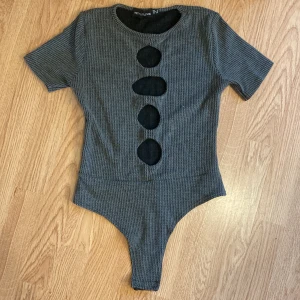 Party Bodysuit  - Säljer pga den var alldeles för liten för mig. Fick inte över den över min byst(har 75F). Har en unik och snygg urringning framtill som säkert passar supersnyggt på nån med lite fastare byst☺️