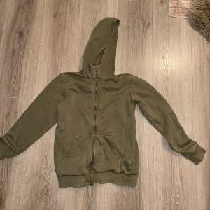 En khaki färgad peak Hoodie 160/xs 