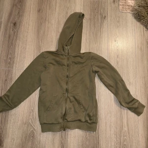 Peak tröja  - En khaki färgad peak Hoodie 160/xs 