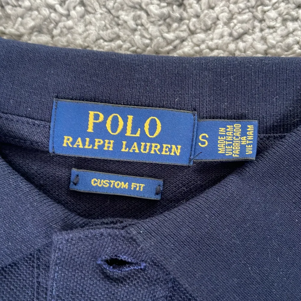 Tjena! Säljer min helt nya Ralph lauren piké för den är för liten. Hade inget kvitto så kunde inte lämna tillbaka. Skriv om ni undar något!😀Är storlek S men passar M också. T-shirts.