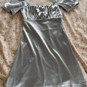 Supergullig silvrig klänning från h&m, använd en gång 💜