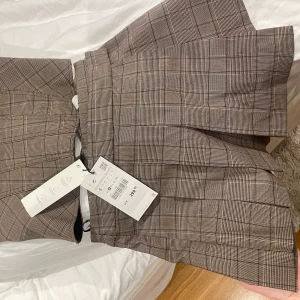 Säljer som det för 350 kostar egentligen cirka 600 nytt - Perfekt set! Storlek S passar även en xs Helt oanvänd prislappar kvar. Som en kjol därfram shorts där bak.  Grå/brun/svart