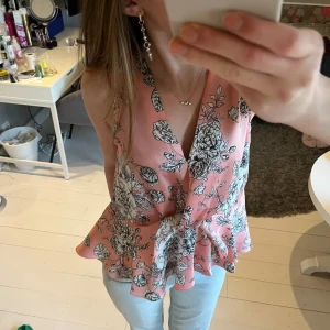 Söt blus💝 - Jätte fin blus med volang!!🙌🏼 Skriv för frågor mm, tryck på köp nu!