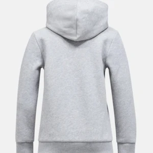 Peak performance hoodie  - En peak performance hoodie i bra skick, har inga fläckar eller håll i sig.💕 I storlek 140 men den är ganska stor i storleken så även jag som är 155 kan ha den. Säljer den pga att den inte riktigt kommit till ngn användning.💕  Orginalpriset är 750💕