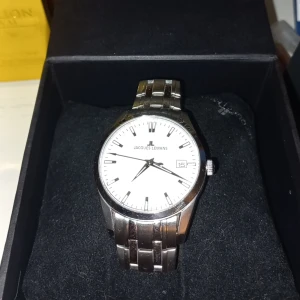 Klocka stainless steal värde 1300 - Jaques lemans klocka stainless steal värde 1300 i superbra skick, kommer med alla borttagna länkar så går att anpassa till alla storlekar.