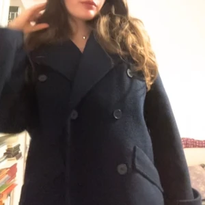 Supersnygg kappa - Superfin blå kappa från gina i nyskick. Nypris 900 kr. Pris går att diskutera 