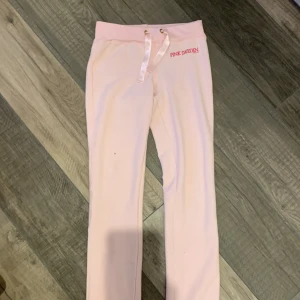 Pink of Sweden mjukisbyxor - Rosa bootcut mjukisbyxor från Pink of Sweden. Dom är i storlek S men passar mig perfekt och jag har vanligtvis xs/s och är 158cm lång. Inga slitningar eller hål förutom en svart litet brännmärke på låret (se bild 2) inget hål utan en liten fläck🫶🏻