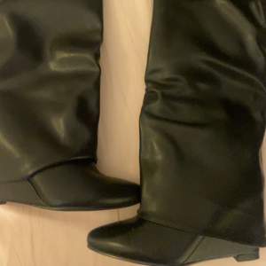Givenchy liknande foldover boots i skinn. Skorna är använda några få gånger men säljs då det är lite för små för mej i vaderna💞