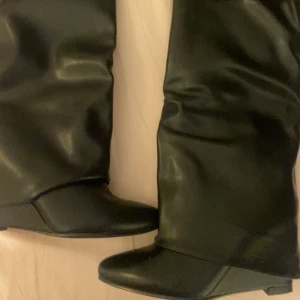 Givency shark boots - Givenchy liknande foldover boots i skinn. Skorna är använda några få gånger men säljs då det är lite för små för mej i vaderna💞