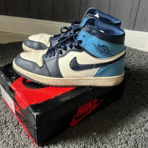 Air Jordan 1  - Air Jordan 1 skor säljes för jag tröttnat på de, de är använda sparsamt men är lite creasade. I köpet ingår box också