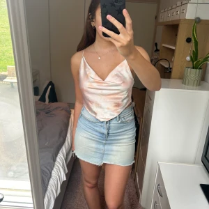 Satintopp - Satintopp med korsettknyten i ryggen. Storlek 40 men passar allt från 36-42 beroende på hur hårt man knyter. Säljer även samma modell i annat print!! 