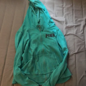 Blå turkos zip hoodie  - En mysig tunn zip hoodie som e perfekt för svala sommar dagar. Rätt gammalt skick finns något litet hål någonstans men inget man märker 