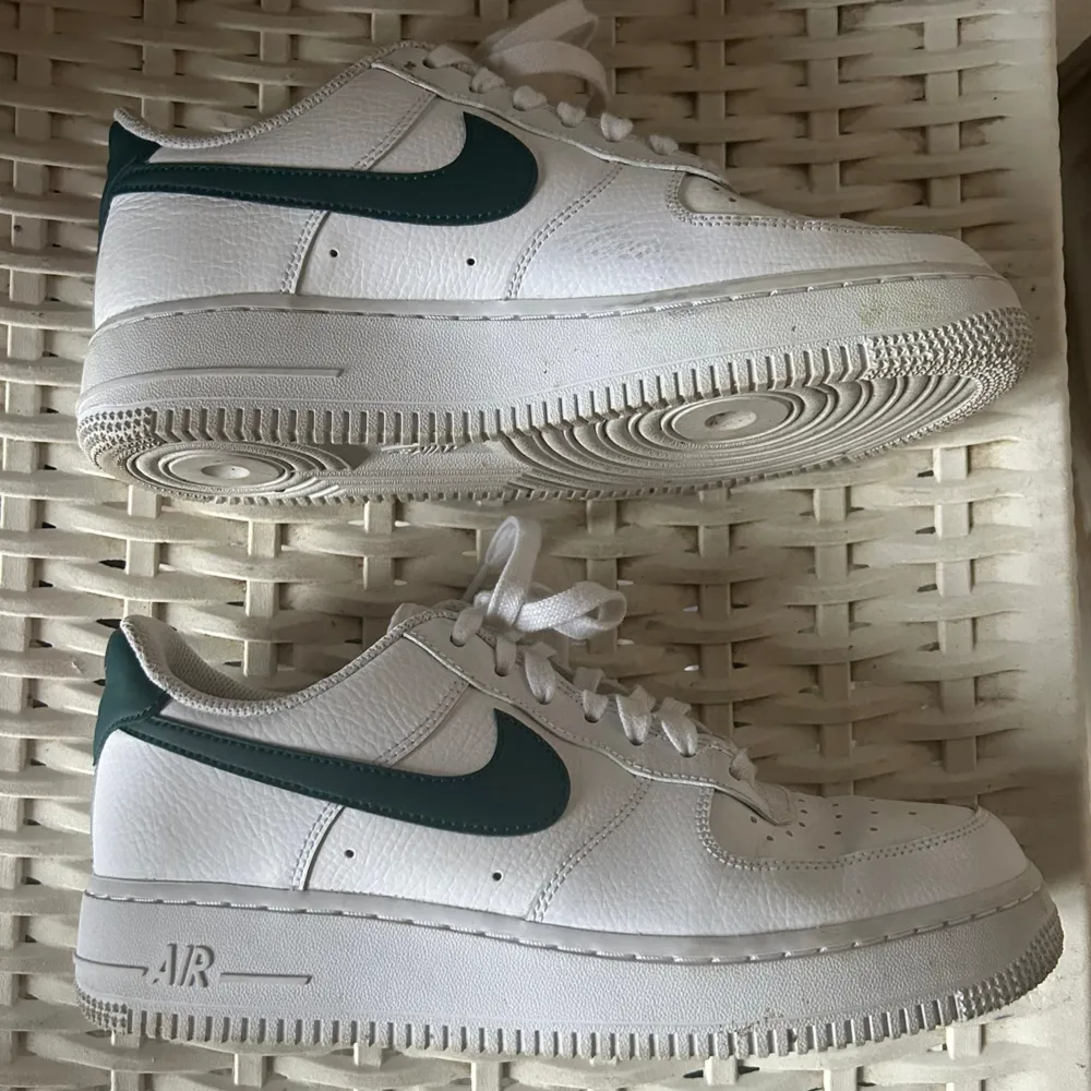 Säljer mina nike air force som inte kommer till användning längre. Bra skick!  Storlek 39. Skor.