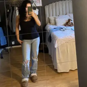 Jätte fina jeans som tyvärr inte kommer till användning från abrand jeans. Pris kan diskuteras🥰