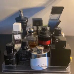 Säljer hela min parfym collection. Kom privat för mer info. Club de nuit skadad flaska dior suavage edp skadad flaska. Valentino 30ml kvar\50, Suavage elixir 45ml/60, ultra male 35/75 spicebomb 90% full/90 och montblanc är 50% full. Resten syns på bilden