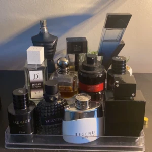 SÄLJER HELA MIN COLLECTION - Säljer hela min parfym collection. Kom privat för mer info. Club de nuit skadad flaska dior suavage edp skadad flaska. Valentino 30ml kvar\50, Suavage elixir 45ml/60, ultra male 35/75 spicebomb 90% full/90 och montblanc är 50% full. Resten syns på bilden