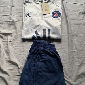 Psg tracksuit - Skick 10/10  Helt ny Oanvänd  Storlek M Vid frågor, skriv i DM
