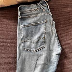 Feta jeans från replay i modellen anbass. Storlek 27/32 men passar för större i midjan för de är väldigt stretchiga. Om ni undrar något är det bara att skriva!