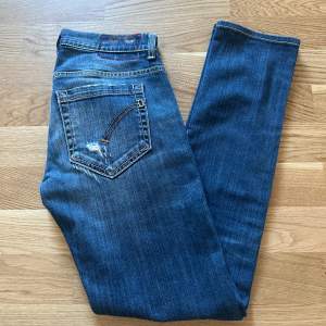 Ett par riktigt schyssta jeans från Dondup. Modell George skinny fit. Skick 8/10. Storlek 30, passar någon som är 1,65-1,70. 