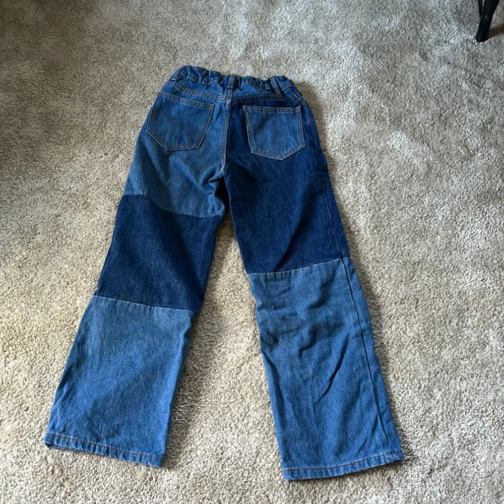 Säljer jätte fina jeans från Lindex eftersom dom tyvärr inte passar mig längre. Dem är i mycket bra skick💙💙 Köpte för 299kr. Jeans & Byxor.
