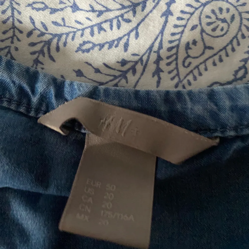 Jeans klänning i tunnare material, strl 50, 100kr. Klänningar.