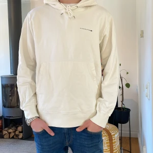 NN07 hoodie - Säljer en NN07 hoodie i 9/10 skick Ny pris 1800kr köpt på NK men säljer för 199 pris kan diskuteras. Skön och bra passform