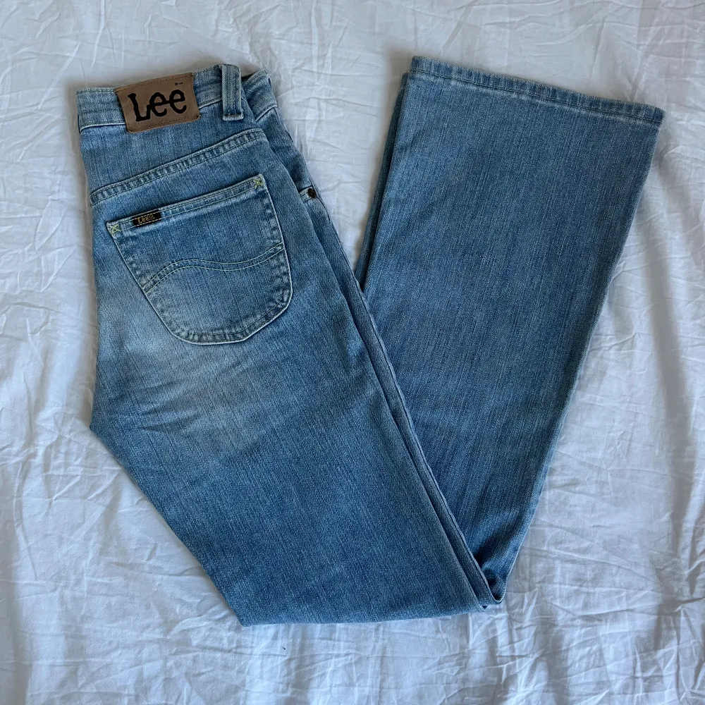 Low waist bootcut Lee jeans i ny skick!! De är super snygga men tyvärr försmå för mig i midjan. Skriv för flera bilder!    Nypris:1200kr  Innerbensläng: 81 cm (jag är 170 cm)   Midjemått: 39 cm (rakt över). Jeans & Byxor.