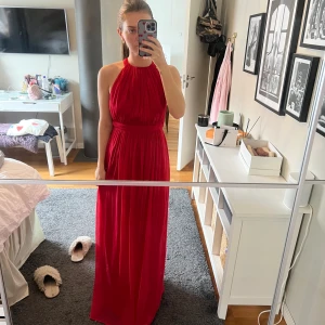 Balklänning - Säljer denna superfina klänning som passar perfekt till bal eller fest. Den är endast använd en gång så den är som i nyskick. Skriv för mer info