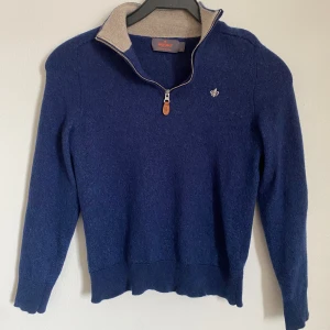 Blå Morris half zip - Tja! Säljer min Morris tröja som är för liten. Bra skick 8/10. Den är storlek S men har krympt mycket så den passar xs. Nypris 1800. Hör av er vid frågor.