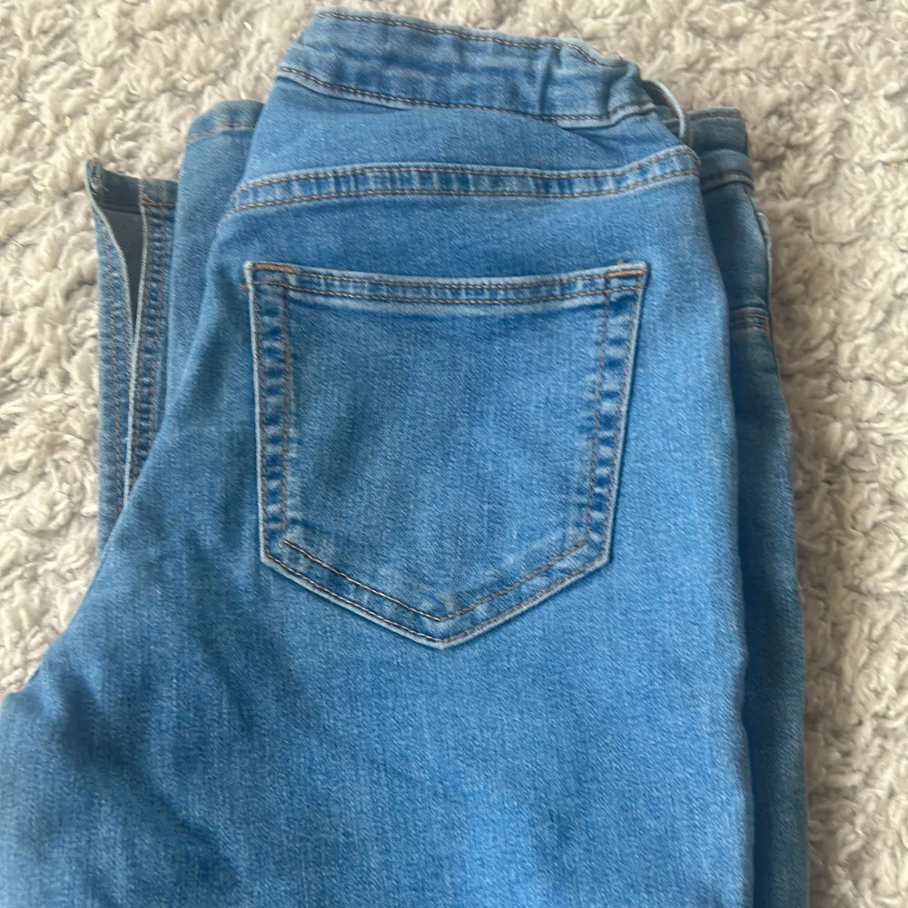 Säljer dessa Lågmidjade bootcut jeansen i nyskick! Dom har en liten slits där nere! Dom går även att reglera storleken i midjan på. Jeans & Byxor.