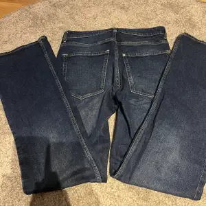 Mörkblå bootcut jeans från hm. Innerbens mått är 81 cm. Betalning sker via Swish. Frakt tillkommer💕skriv för fler bilder