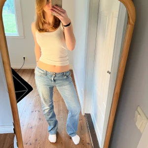 Vintage jeans  - Midjemått( rätt över): 41cm  Inerbenslängd: 75cm   Köp dem via ”KÖP NU” eller Swish  Modellen är 168 cm, inga defekter 💕 