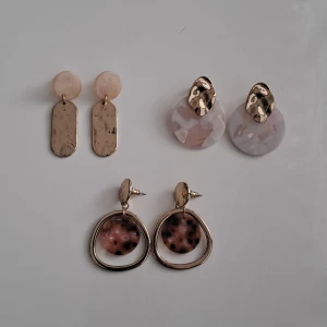 Örhängen set💕 - Säljer dessa tre par Örhängen💗 Alla tre för 65🙌🏻 Ett par för 25 kr💗 Om du vill ha ett par kan du skriva vilket så fixar jag det💗Säljer då dessa inte kommer till användning 💗 Köpte dessa på en marknad i Stockholm för ett tag sen💗 Aldrig använt💗