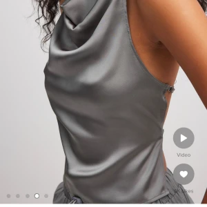 Fest topp - Jättefin silver fest topp i silke från NA-KD, aldrig använd!! Frakt tillkommer!! 