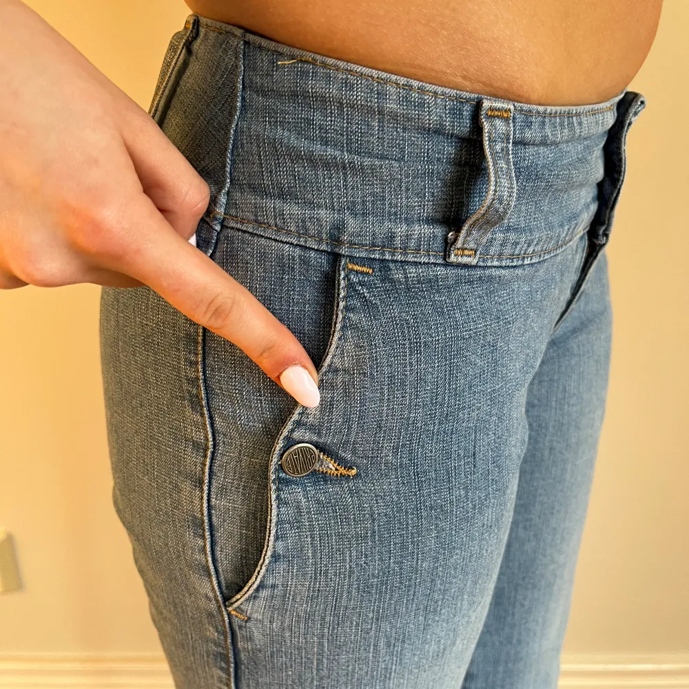 Midjemått( rätt över): 35cm  Inerbenslängd: 76cm   Köp dem via ”KÖP NU” eller Swish  Modellen är 170 cm, inga defekter 💕 . Jeans & Byxor.