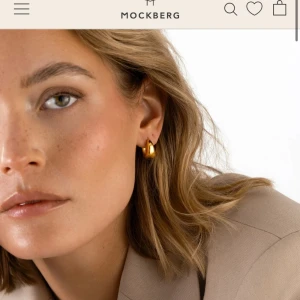 Mockberg bold hoops - Örhängen från Mockberg i modellen Bold hoops Medium. Superfina och bra kvalite! Har dom i storleken Large också, där av kommer inte domhär till användning. Guldpläterade & vattentåliga! Oanvända Nypris 799
