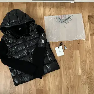 Hej, säljer nu min splitter nya Moncler cardigan. Den är i storlek L och är perfekt inför våren. NFC funkar precis som det ska, kan visa det privat. Vid köp medföljer Moncler tags samt Moncler plastpåse. Skriv privat vid minsta lilla fundering!