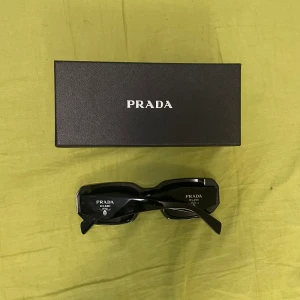 Prada Glasögon (Svart) - Prada glasögon här i väldigt bra skick. Skriv vid intresse