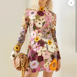 Taylor Swift Grammys 2021 klänning, perfekt till ERAS TOUR,  - Klänningen ser precis ut som den Taylor Swift bar på Grammys 2021. Perfekt till eras tour. Helt oanvänd!!! Säljer då den tyvärr va lite för liten för mig.