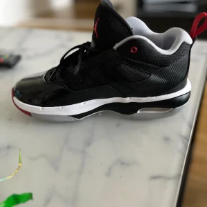 Skor - Nyskick. Endast provade skickade efter dessa från jd sport som julklapp men när min son skulle testa dem så va de för små. Köpta för 1000