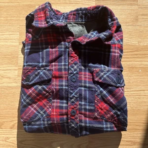 Rutig skjorta - Herrskjorta i storlek L. Lite nopprig