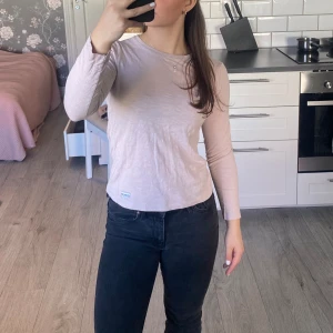 Rosa långärmad tröja  - Rosa långärmad tröja som knappt är använd. Köpt för länge sen så finns inte kvar på hemsidan! 