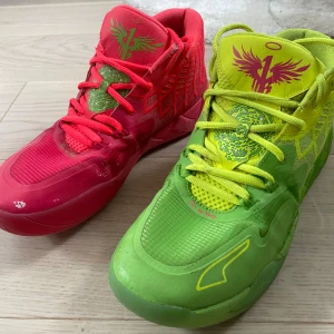 MB.01 Rick and Morty - Säljer Rick and Morty mb.01 då jag inte använder dom, dom är ganska använda men säljer för 380kr för dom nyare går för över 4500kr. Storlek 44