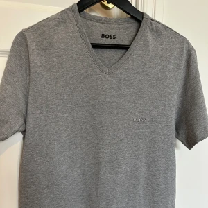 Boss T-shirt Grå, Medium - Grå T-shirt från Boss, endast använd 1 gång. Storlek M.