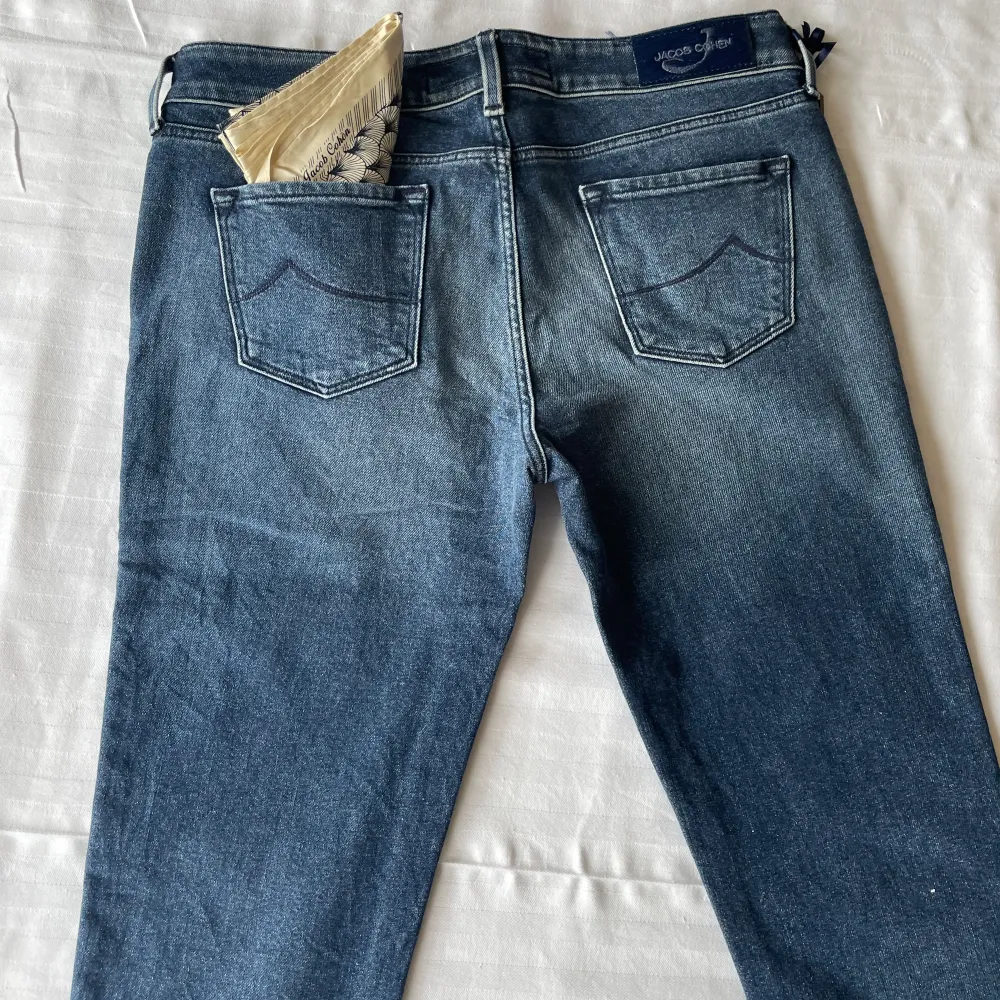 Hej! Jag säljer ett helt sprillans nya Jacob cohën jeans som bara är provade! Modellen är 413 alltså Slim fit. Allt og medföljer. Nypris runt 5000kr mitt pris 1799kr! Säljer pga att de var för små.. Jeans & Byxor.